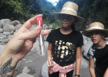 Les associations Plant'Ali et Osphère accompagnent les marmay de l'Entre-Deux sur leur aire terrestre éducative dans le Bras de la Plaine.