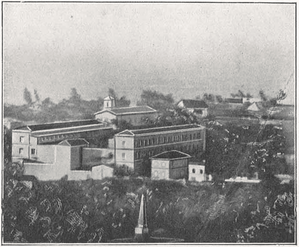 Publicité pour le lycée de La Réunion dans La Réunion : sanatorium, sources thermales. Pittoresque aux sites enchanteurs, Gustave Manes, syndicat d'initiative de La Réunion, Saint-Denis, 1913, ouvrage conservé au centre de documentation de la DAC de La Réunion.