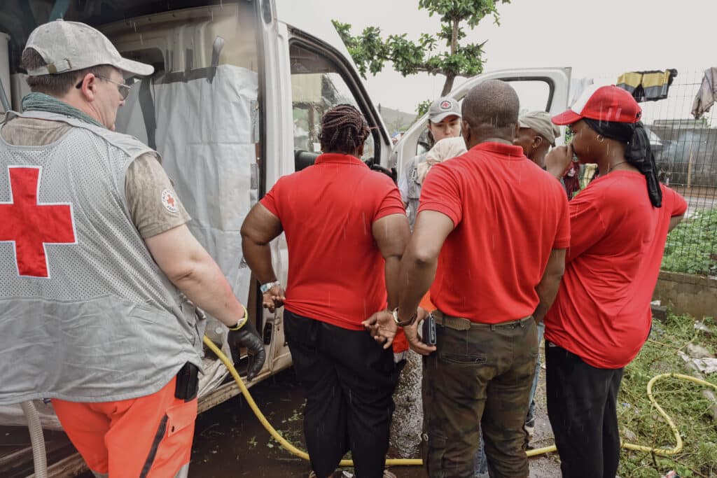 Les équipes de la Croix-rouge française forment les équipes locales avec pour ambition de permettre une continuité de la mission même après le départ des équipes d’urgence.