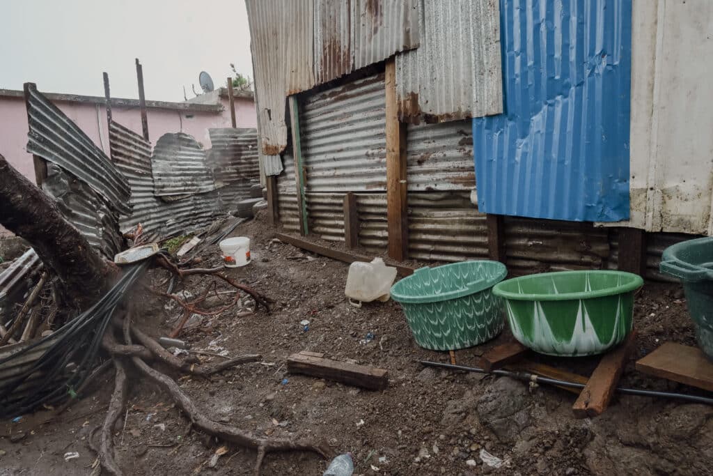 Dans le bidonville de Passamainty, les habitants continuent de récupérer l’eau de pluie dans des bassines et des seaux.