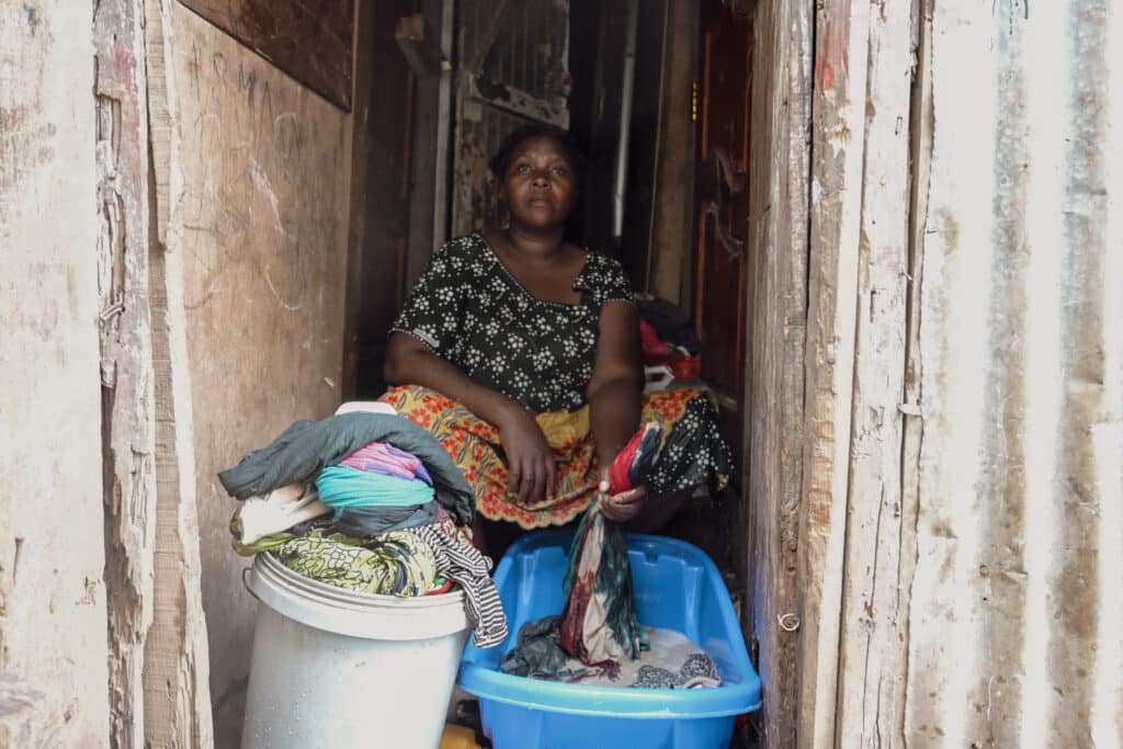 Nisrina, habitante du bidonville de Passamainty a attendu que la pluie arrive pour pouvoir faire sa lessive. Il est rare qu’elle récupère de l’eau à la cuve car lorsqu’elle arrive, elle est souvent vide.