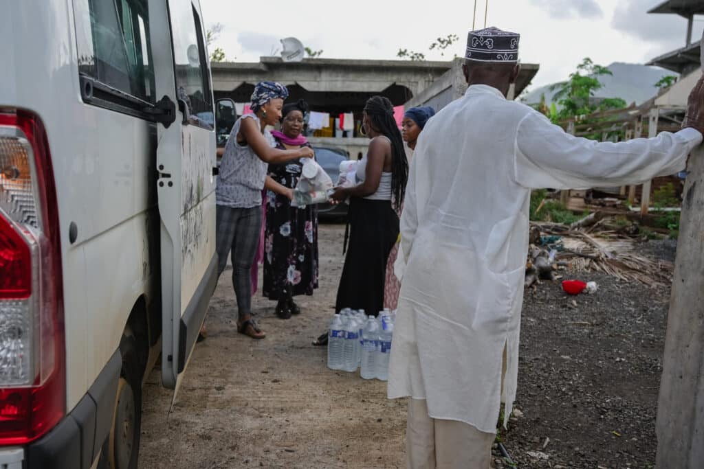 Distribution d’eau et de nourriture organisée par le CCAS de Chirongui auprès des personnes âgées dans le village de Malamani en janvier 2025.