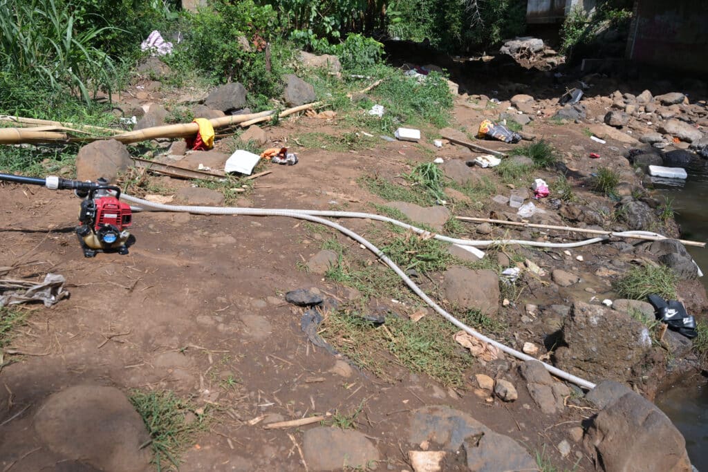 Pompe installée au niveau de la rivière de Passamainty pour amener l’eau vers la station de filtrage.