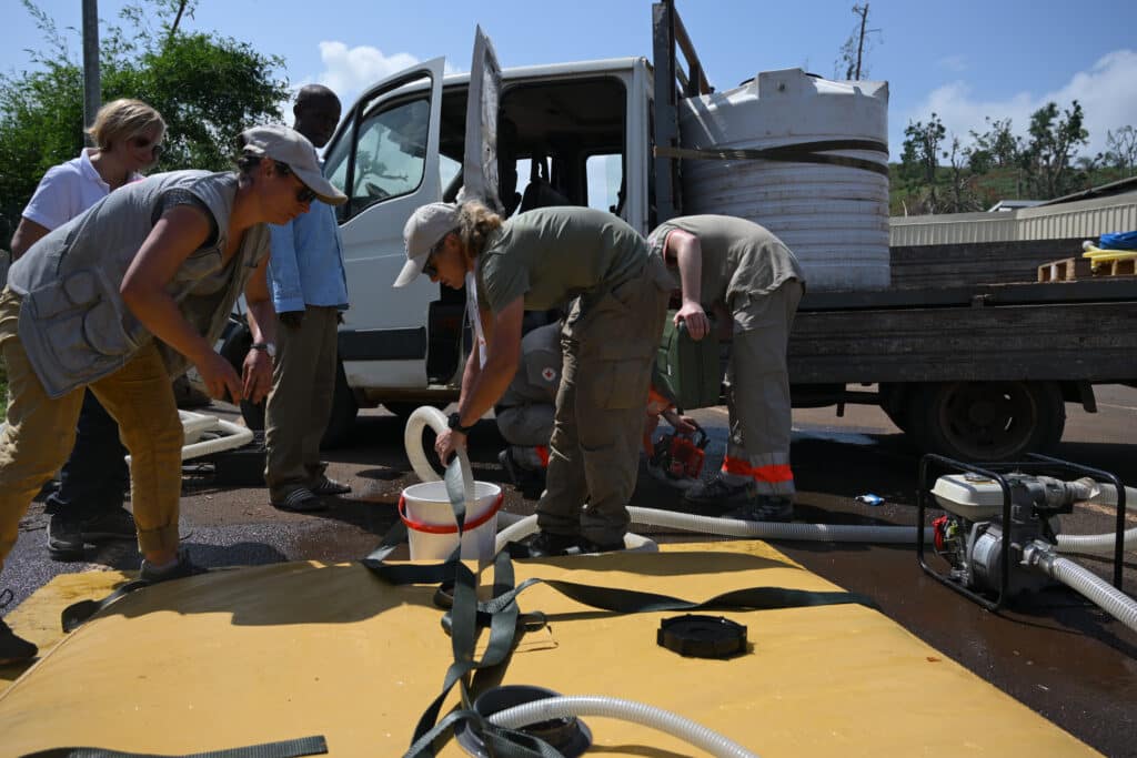 L’eau rendue potable est stockée dans cette poche en attendant d’être transportée sur les lieux de distribution. Les niveaux de chlore sont ajustés pour faire face aux pertes durant les opérations de transport et de transfert.