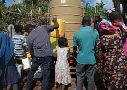 Les habitants du bidonville viennent remplir leurs bidons avec l’eau potable ramenée par la Croix Rouge. Les premiers sont arrivés tôt le matin plusieurs heures avant l’arrivée du camion.