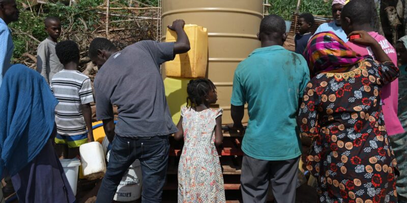 Les habitants du bidonville viennent remplir leurs bidons avec l’eau potable ramenée par la Croix Rouge. Les premiers sont arrivés tôt le matin plusieurs heures avant l’arrivée du camion.