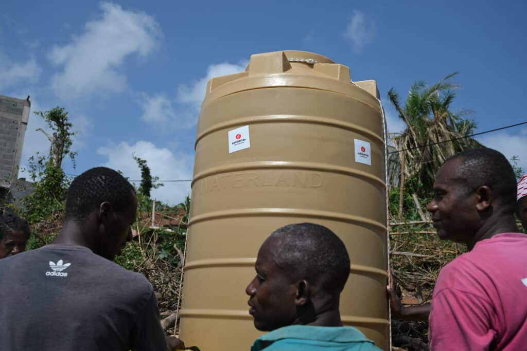 La cuve de 1m3 installée par Solidarités International est rempli trois à quatre fois par jour ce qui permet à des centaines de personnes d'avoir accès à l'eau potable quotidiennement.