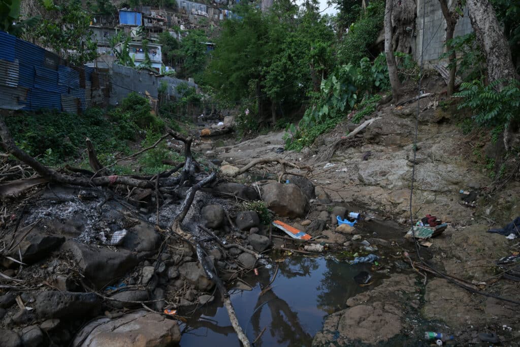 Dans le bidonville de Mtsapéré, la rivière est presque à sec et le peu d’eau qu’il reste a été contaminé par les branches et déchets amenés par le cyclone.