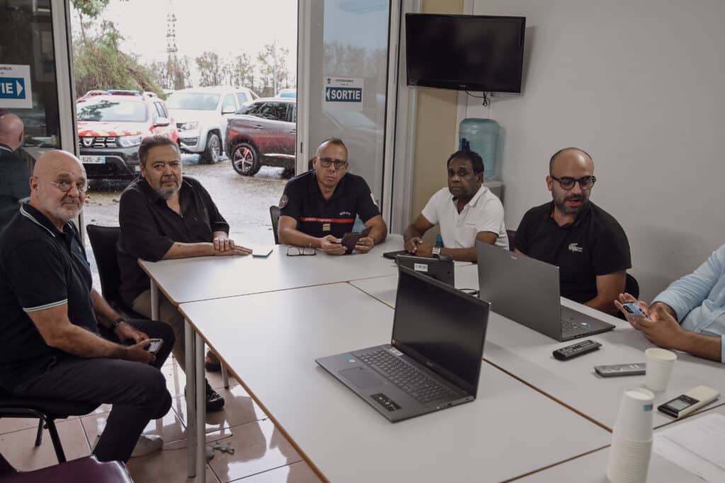 Au siège du PC ORSEC de la commune, le sous préfet Jean-Paul Normand (à gauche), le maire Michel Fontaine (2e gauche) et leurs équipes suivent l'évolution du cyclone quelques heures après son passage sur l'île.