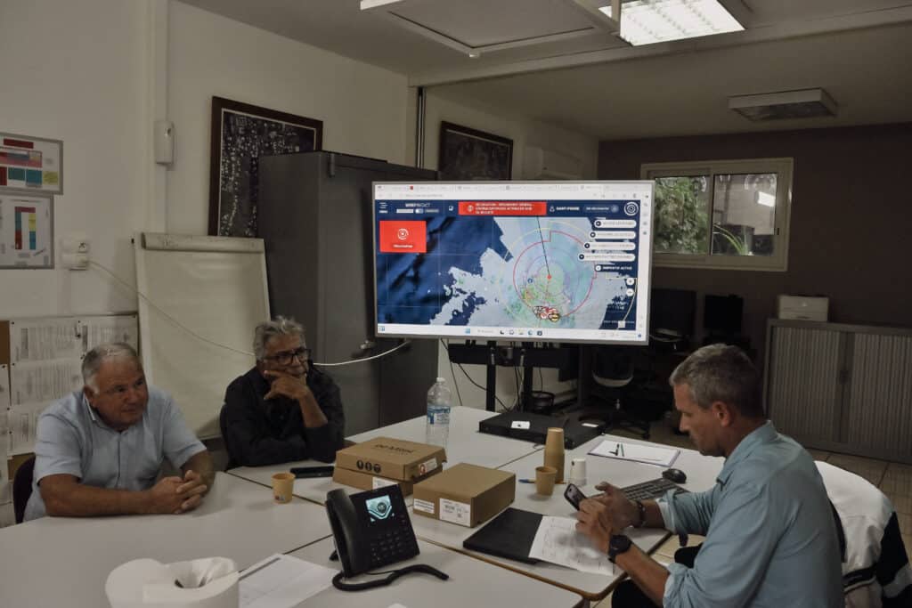 Au PC ORSEC de la commune, les équipes municipales suivent toujours l'évolution du cyclone Garance quelques heures après le passage de l'oeil sur l'île.