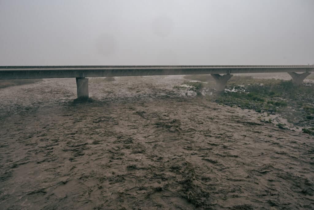 Avec les fortes pluies, le niveau de la rivière Saint Etienne a considérablement augmenté tout comme la force de son courant.