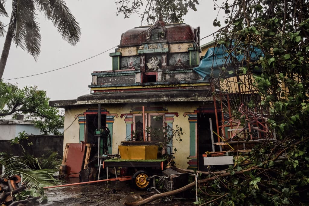 Un temple tamoul a été atteint par le passage du cyclone. On distingue une fenêtre cassée et des branchages qui sont tombés dessus.