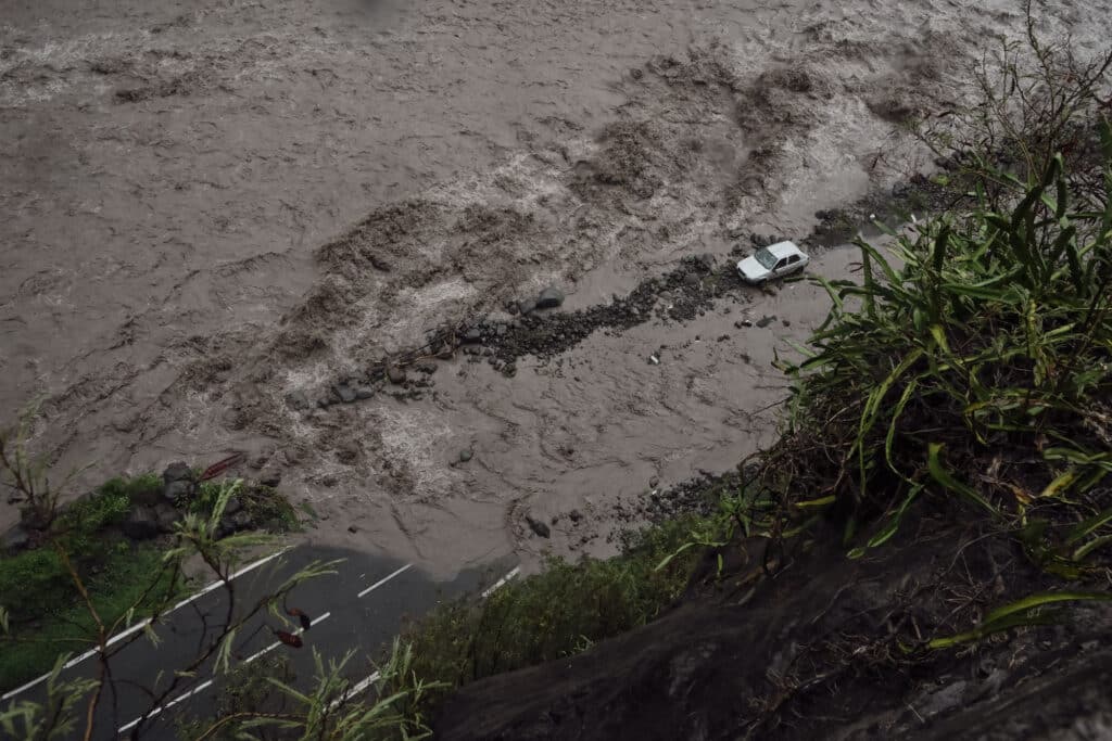 Saint-Louis. Au niveau du radier du Ouaki une voiture a été emportée par les flots.