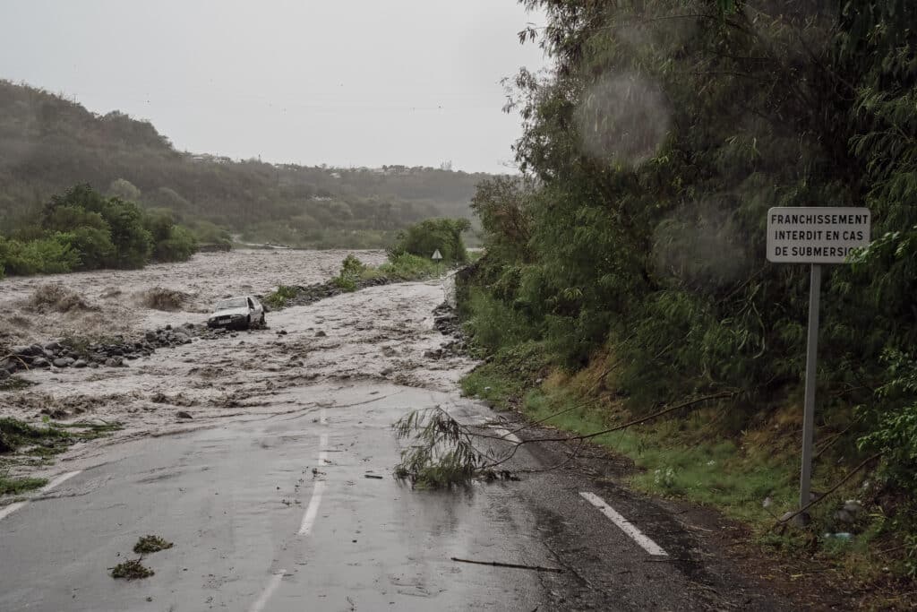 Au niveau du radier du Ouaki une voiture a été emportée par les flots.