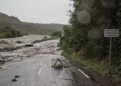 Au niveau du radier du Ouaki une voiture a été emportée par les flots.