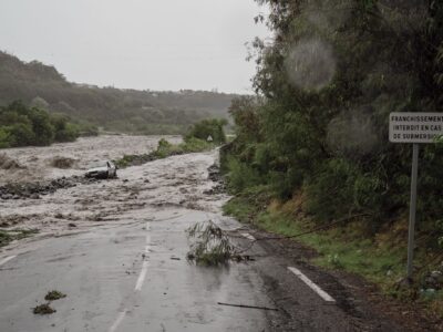 Au niveau du radier du Ouaki une voiture a été emportée par les flots.