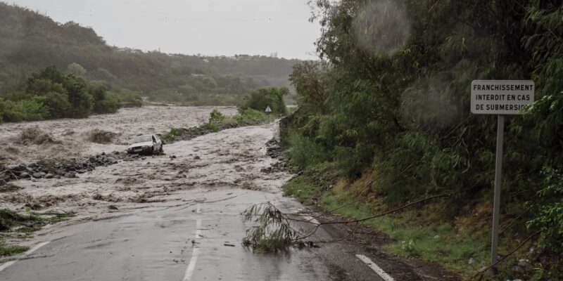 Au niveau du radier du Ouaki une voiture a été emportée par les flots.