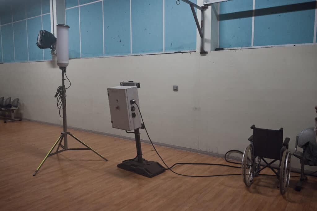 Le centre de vie situé au gymnase Mandela est alimenté en électricité grâce à un générateur durant le passage du cyclone.