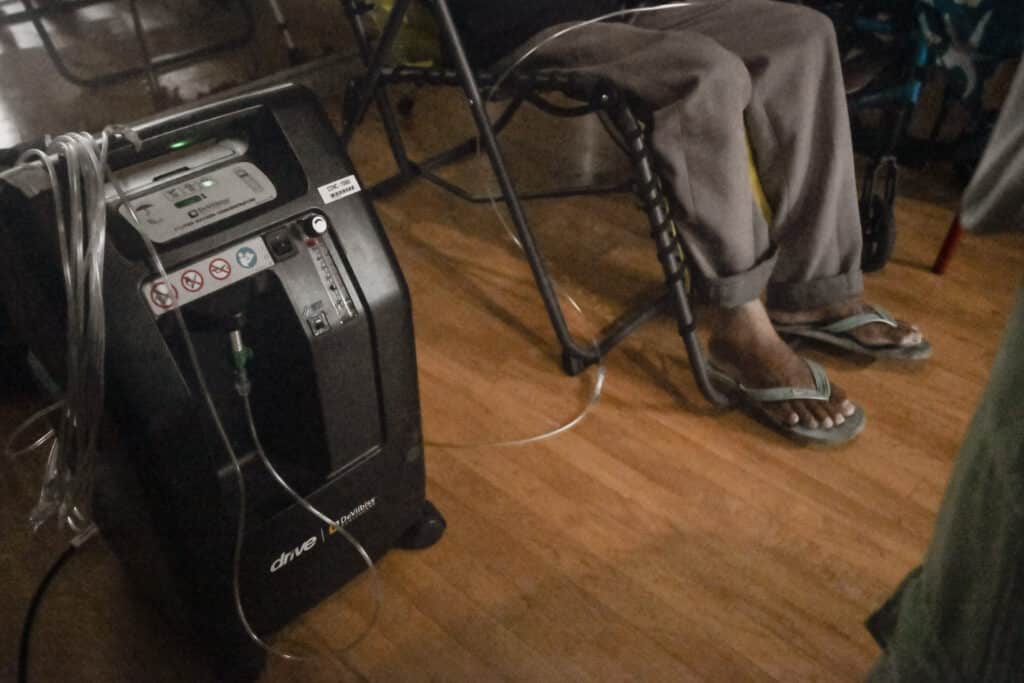 Marceline Lépinay arrivée la veille avec son mari au centre de vie est sous assistance respiratoire. Relié à un générateur, le gymnase assure une alimentation en électricité constante malgré les fortes pluies.