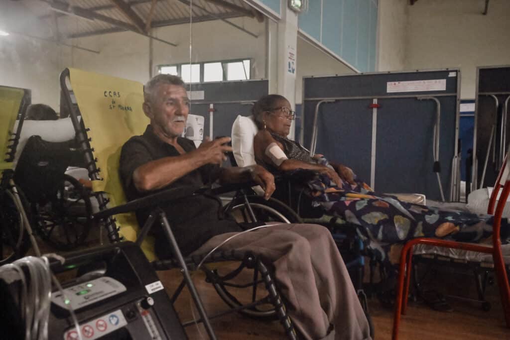 Jean Michel et Marceline Lépinay au gymnase Mandela. Ils sont arrivés la veille en prévision de l'arrivée du cyclone Garance.