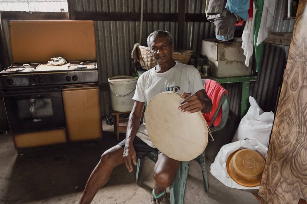 Monsieur Pattiama cuisine toujours dans sa kaz en tôle, comme depuis toujours quand il était