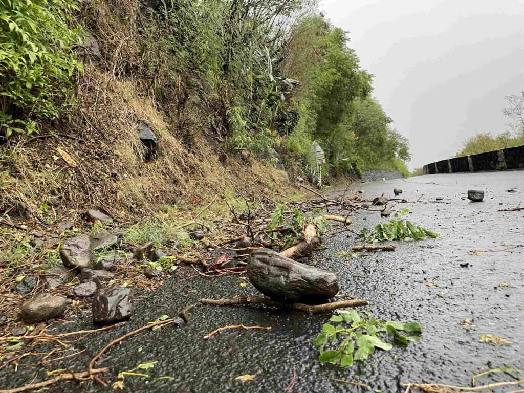 Saint-Louis. Quelques éboulis sur les routes.