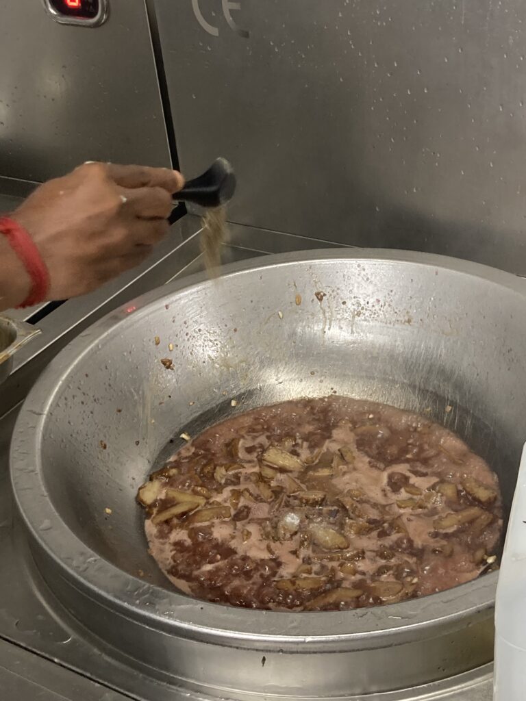 Le cuisinier du restaurant « Les Bons Enfants Végétarien » rajoute des épices à sa préparation pour obtenir un civet végétarien.