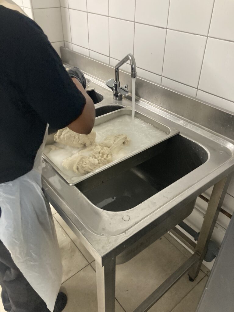 Mélange de farine, de sel et d'eau lavé pour le transformer en viande végétale