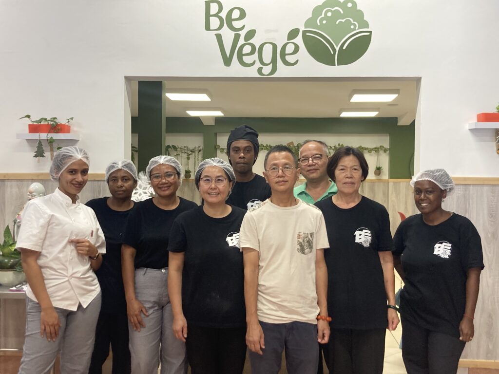 L'équipe du restaurant « Les Bons Enfants Végétarien », avec en son centre Hélène Sam-Mine, la gérante du restaurant.