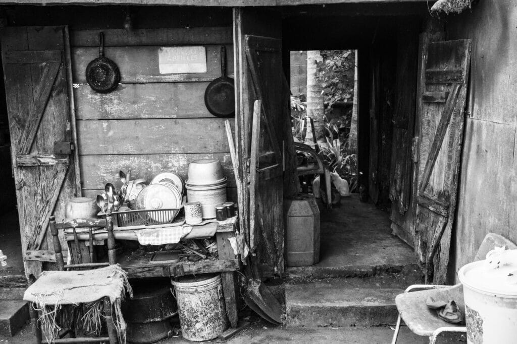 Georget Ognard, apiculteur, vit dans la meme maison dans laquelle il a grandi a Montvert les Hauts. Son pere l'a construite en 1963.