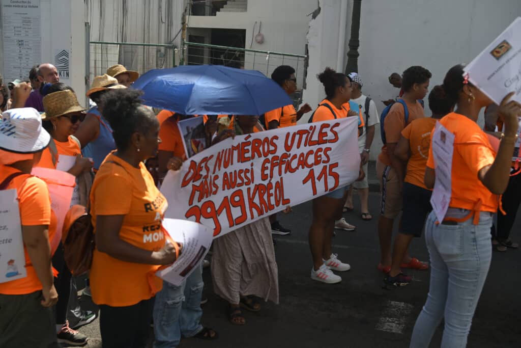 Les femmes de l'association femmes solid'air portent une banderole sur laquelle elles demandent une év olution des dispositifs d'urgence.