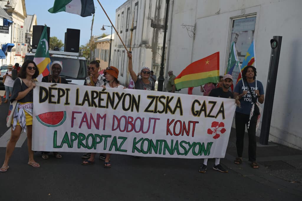 Membres du collectif Réunion-Palestine lors de la marche féministe.