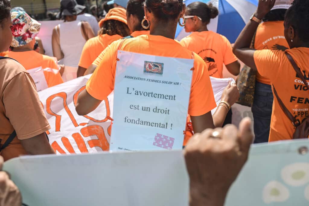 Sur le dos d'une manifestante, on peut lire un slogan rappelant que l'avortement est un droit fondamental.