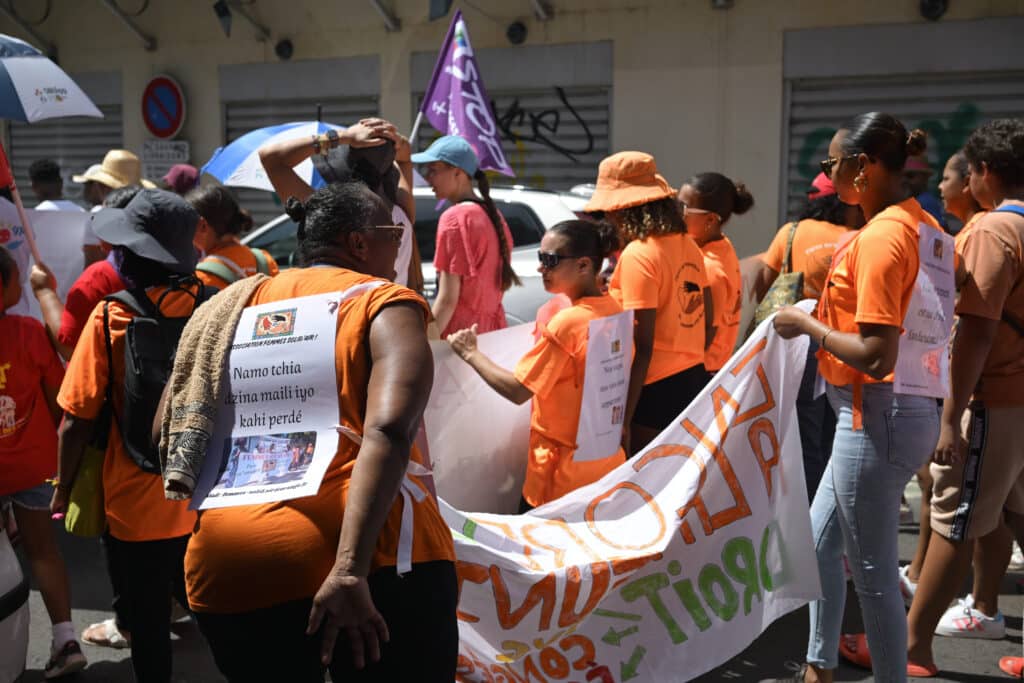 Les membres de l'association femmes solid'air ont donné de la voix tout au long de la marche.