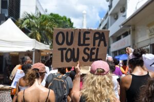 Une manifestante tient une pancarte sur laquelle on peut lire 