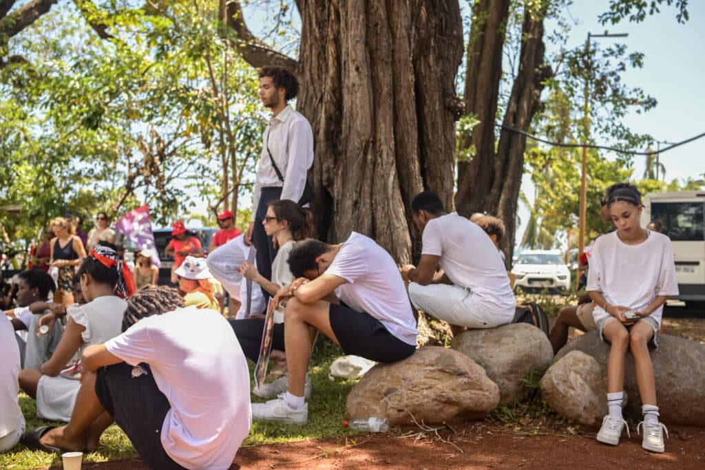 Les proches de Salma lui rendent hommage en fin de marche lors d'une minute de silence.