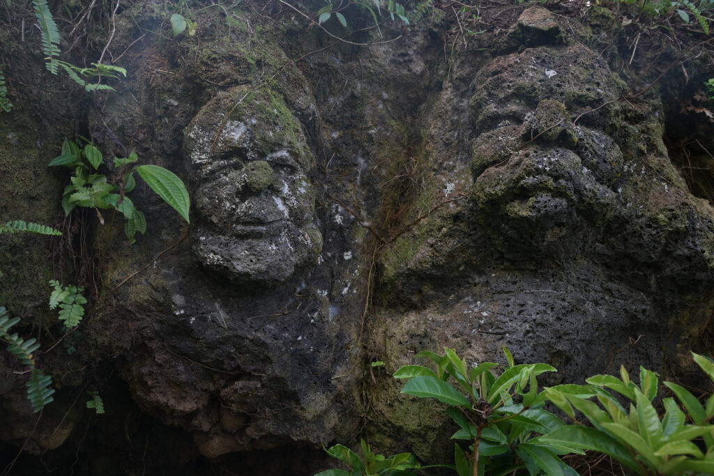 Deux des ethnies de la sculpture sur pierre de Nelson Boyer. 