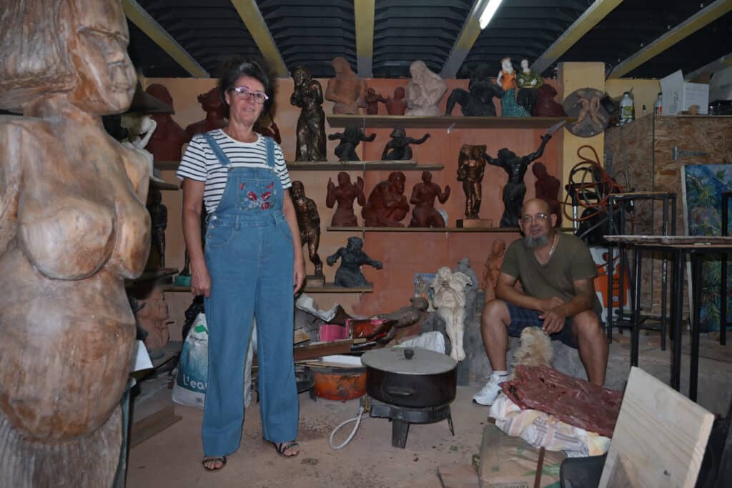 Les sculpteurs Nathalie Maillot et Nelson Boyer dans leur atelier à la Crête.