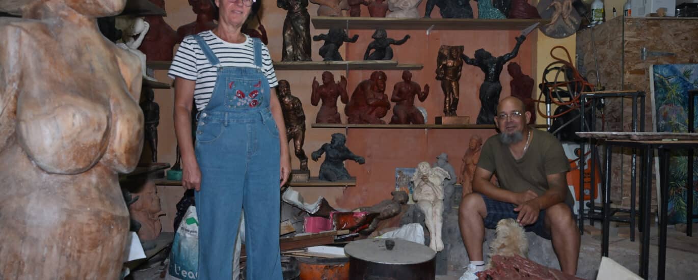 Les sculpteurs Nathalie Maillot et Nelson Boyer dans leur atelier à la Crête.