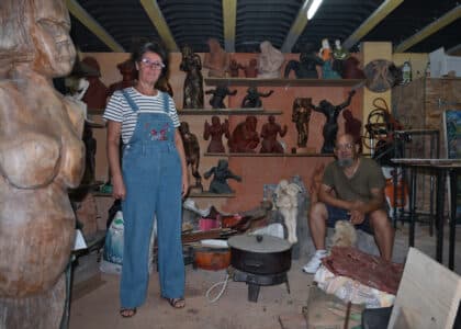 Les sculpteurs Nathalie Maillot et Nelson Boyer dans leur atelier à la Crête.