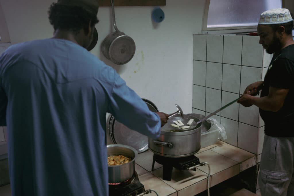 Dans les cuisines de la mosquée, on prépare des samoussas pour rompre le jeûne.