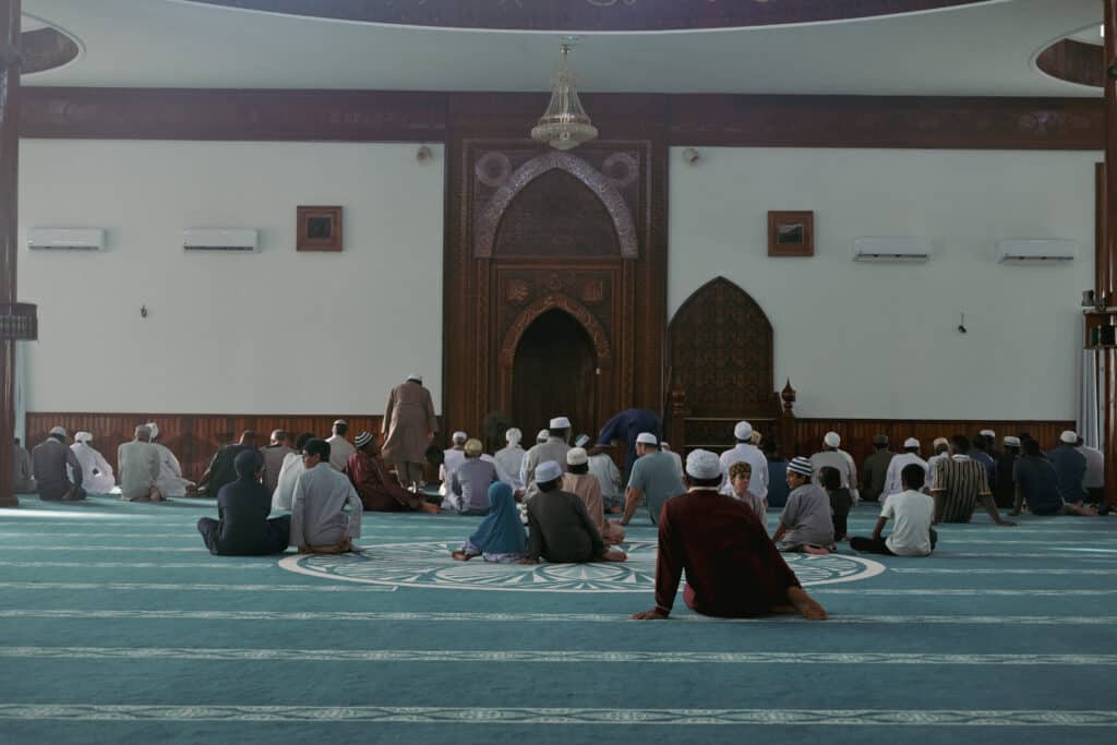 Fidèles à l'intérieur de la mosquée