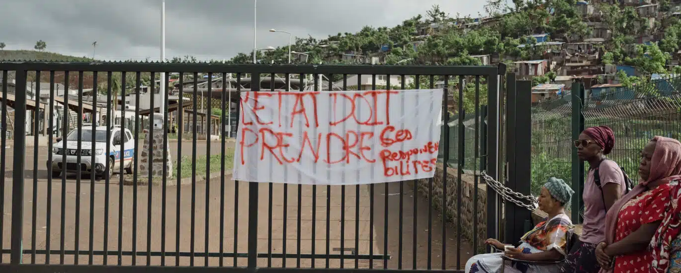 Les parents d'eleves bloquent l'acces a l'ecole pour protester contre l'utilisation des lieux comme centre d'accueil pour migrants.