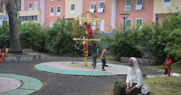 Enfants qui jouent dans le jardin du quartier de Bras-Fusil.