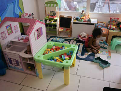Les enfants ont accès à une grande diversité de jeux et livres. Un plus pour de nombreux parents.