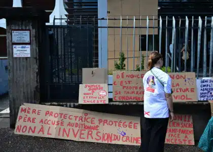 Rassemblement à l'appel des Tricoteuses de France devant le tribunal de Saint-Pierre.