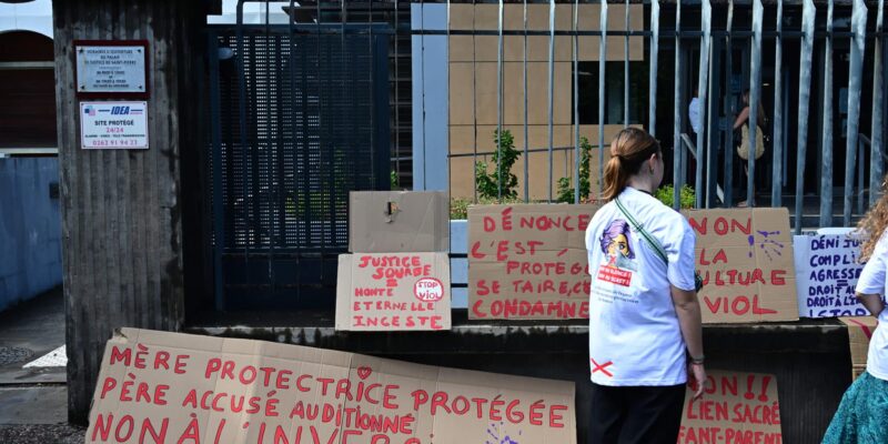 Rassemblement à l'appel des Tricoteuses de France devant le tribunal de Saint-Pierre.