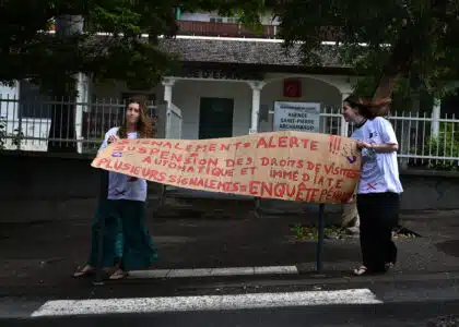 Rassemblement à l'appel des Tricoteuses de France devant le tribunal de Saint-Pierre. © Olivier Ceccaldi