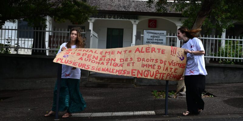 Rassemblement à l'appel des Tricoteuses de France devant le tribunal de Saint-Pierre. © Olivier Ceccaldi