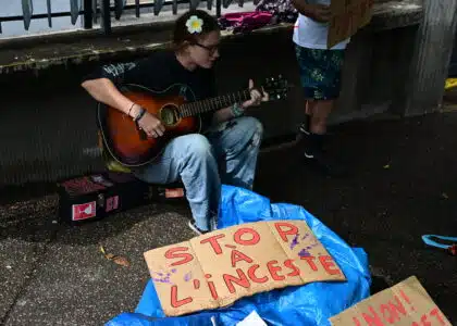 Prune, de l'association Mon pt'i Loup interprète plusieurs morceaux à la guitare pour évoquer les violences envers les enfants.